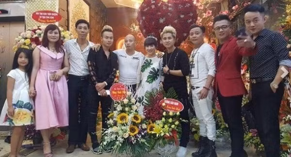 Bữa tiệc xa hoa quy tụ nhiều nghệ sĩ.