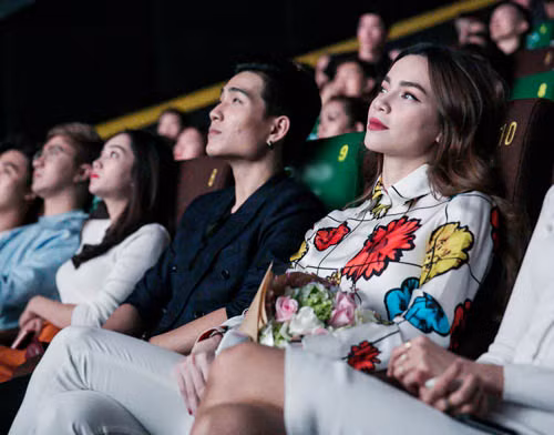 Cô hồi hộp xem lại sản phẩm phim ngắn do chính mình sản xuất và đóng vai chính.