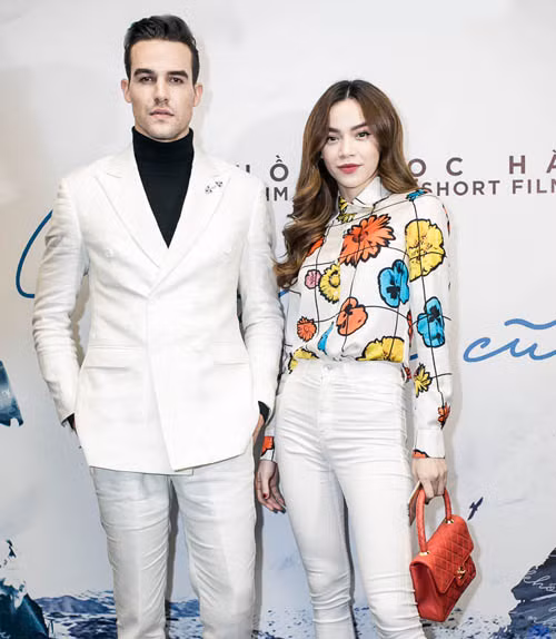 Nữ HLV The Face tạo dáng cùng bạn diễn Tây điển trai. Đây cũng là nam chính đóng cặp cùng cô trong phim ngắn Gửi người yêu cũ.