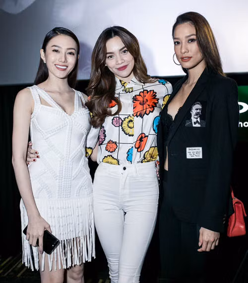 Nữ ca sĩ tạo dáng cùng hai học trò The Face - Lê Hà và Lilly Nguyễn.