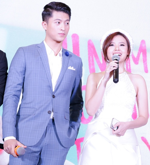 Trong khi đó, Harry Lu chia sẻ kỷ niệm đáng nhớ nhất phim là khoảnh khắc phải hôn Midu tận 30 lần cho một cảnh quay trong phim, đến nỗi “cả hai đơ luôn không cảm xúc.” Harry Lu kể lại: “Quay đến lần thứ 9 thứ 10 là đã thấy ổn rồi, thế mà đạo diễn vẫn không duyệt bắt quay lại. Harry nghi mình đã bị Luk Vân gài hàng!”