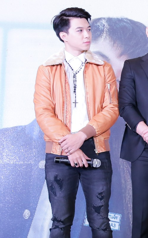 Dàn nghệ sĩ sân khấu Thế giới trẻ đến chúc mừng Anh Tú ra mắt phim mới.