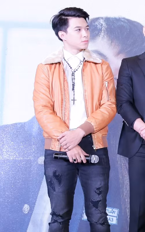 Dàn nghệ sĩ sân khấu Thế giới trẻ đến chúc mừng Anh Tú ra mắt phim mới.