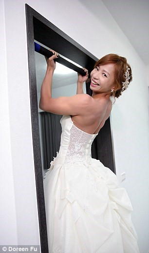 Được biết, Doreen Fu (một kĩ sư mạng) vốn rất yêu thể dục. Cô sở hữu thân hình săn chắc với cánh tay cơ bắp cuồn cuộn.