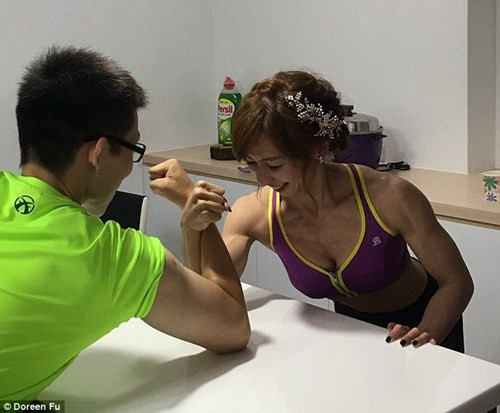 Doreen và chồng vật tay.