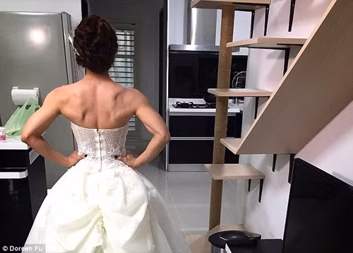 Chia sẻ về đoạn video gây “sốt”, Doreen cho biết: “Nhiều cặp đôi đã chụp ảnh cưới trong phòng tập, nhưng chúng tôi vì nhiều lí do không thể thực hiện bộ ảnh đó. Khi ấy tôi bắt đầu suy nghĩ về việc làm thế nào để thể hiện đam mê thể hình của cả 2 vợ chồng? Từ đó, tôi nảy ra ý tưởng mặc váy cưới đu xà”.