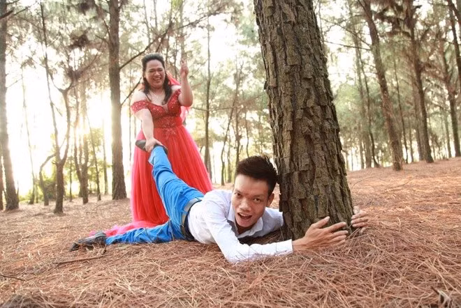 Cô dâu cho biết chú rể là người vui tính, thường mang lại tiếng cười cho cô và những người xung quanh. "Dù mọi người nói gì, anh luôn lạc quan nói rằng hai vợ chồng rất đặc biệt", nữ chính chia sẻ.