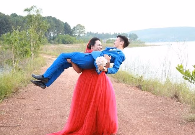 Ngày 31/10, nhiều diễn đàn chia sẻ ảnh cưới của một cặp đôi đũa lệch, cô dâu hơn chú rể 30 kg. Tuy chênh lệch về ngoại hình, cả hai vẫn rất vui vẻ tạo dáng bên nhau.