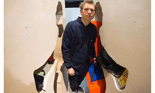 Tu giam minh trong khoi da 12 tan song suot 1 tuan