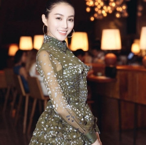 Năm 2013, Lê Hà trở thành gà cưng của ông bầu Khắc Tiệp và đàn em của Nữ hoàng nội y Ngọc Trinh.