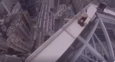 Chưa dừng lại ở đó, cô gái còn “lăn xả” trên sân thượng bằng những động tác khó khiến người xem thót tim. Tuy nhiên, cô gái cũng “rất tỉnh” khi đeo khẩu trang để thể hiện màn trình diễn có một không hai.