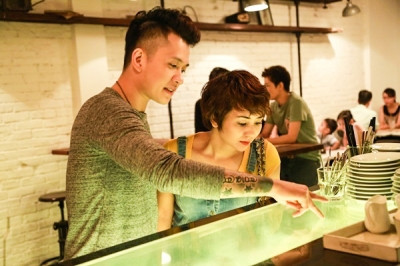 Một người phụ nữ đã trải qua tận cùng nỗi đau vì niềm tin sụp đổ, hôn nhân tan vỡ khó có thể lấy lại can đảm để đi bước nữa, khi cô không chắc chắn cái chờ đón mình ở phía trước là hạnh phúc, hay địa ngục mà cô đã từng trải qua. Bởi vậy, "em gái Thúy Vinh" rất dè dặt và cẩn thận trong chuyện tình yêu của mình.