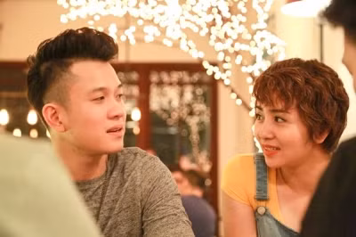 Cả Thúy Hiền và Ngọc Khanh phải đối mặt với không ít nghi vấn và thắc mắc từ gia đình, bạn bè, người hâm mộ. Thế nhưng khi hỏi tới, cặp đôi đều rất vui vẻ cho biết, họ không bị làm phiền hay nhận phải bất cứ sự chỉ trích lên án nào, tất cả chỉ là sự hỏi han, quan tâm và chúc phúc từ mọi người.