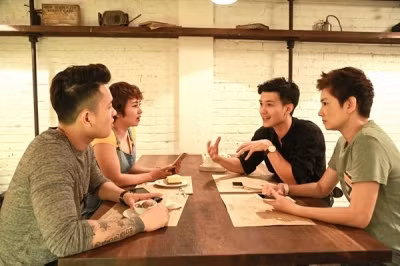 Về phía Ngọc Khanh, mặc dù được chú ý nhiều hơn sau khi tin đồn rộ lên nhưng anh cho biết cuộc sống của mình cũng không bị xáo trộn nhiều lắm: “Tôi cũng nhận khá nhiều điện thoại, tin nhắn hỏi thăm nhưng mọi người đều rất thiện chí chúc mừng vì Thuý Hiền là người rất tốt, rất được mọi người thương. Tôi cũng rất có cảm tình với chị Hiền bởi thời gian qua lại, tôi thấy Thuý Hiền rất chu đáo. Chúng tôi đang có một sự án phim ngắn chúng vớ nhau nằm trong MV sắp ra mắt của tôi. Hình ảnh mọi người thấy vừa qua là chúng tôi vừa đi ra từ một buổi chụp hình ở đó. Tất cả những thời gian gặp nhau giữa tôi và Thuý Hiền hiện tại mới chỉ xoay quanh công việc. Tất nhiên có hẹn hò đi chơi nhưng chỉ là để hiểu nhau hơn thôi”.