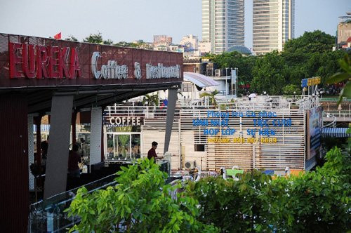 Tuy nhiên, sau lệnh di dời ấy, bến thủy vẫn hoạt động rầm rộ và công khai.