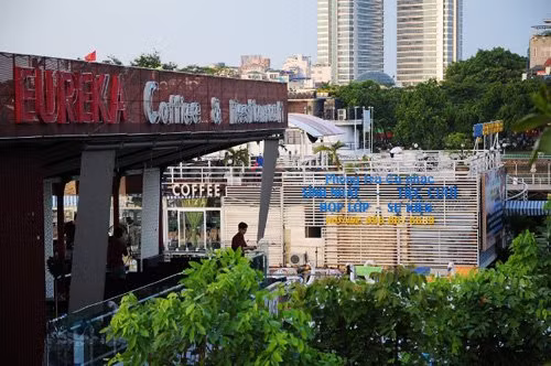 Tuy nhiên, sau lệnh di dời ấy, bến thủy vẫn hoạt động rầm rộ và công khai.