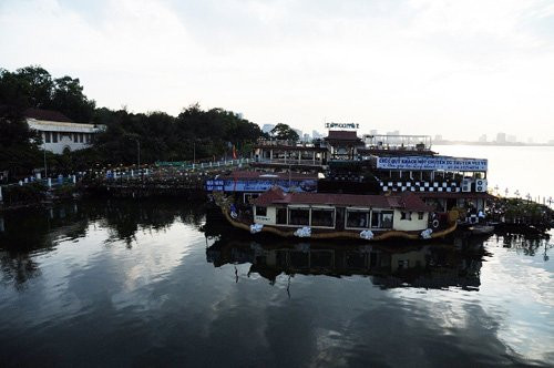 Được biết, từ tháng 9/2015, UBND thành phố Hà Nội đã có văn bản chấp thuận đề xuất của Sở GTVT Hà Nội về việc di dời toàn bộ tàu thủy nội địa tại bến thủy về khu vực Đầm Bảy, đồng thời yêu cầu thực hiện ngay trong tháng 10/2015.