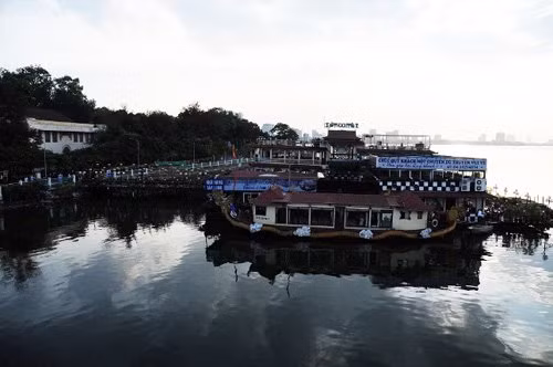 Được biết, từ tháng 9/2015, UBND thành phố Hà Nội đã có văn bản chấp thuận đề xuất của Sở GTVT Hà Nội về việc di dời toàn bộ tàu thủy nội địa tại bến thủy về khu vực Đầm Bảy, đồng thời yêu cầu thực hiện ngay trong tháng 10/2015.