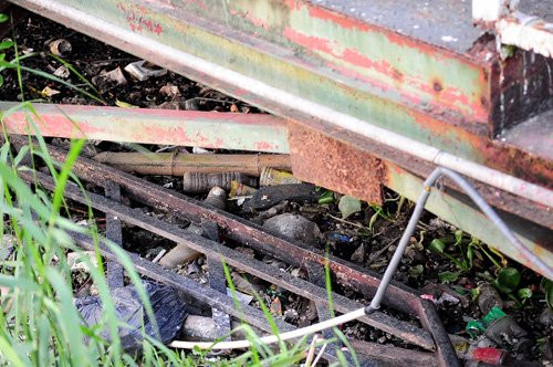 Rác và nước thải từ các du thuyền kinh doanh ăn uống được xả ra hồ khiến mặt hồ ô nhiễm.