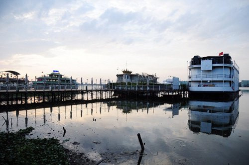 Đồng thời, Thanh tra Sở GTVT làm báo cáo UBND TP Hà Nội đẩy nhanh tiến độ xây dựng bến thủy, cầu tàu tại Đầm Bảy để chuẩn bị di dời toàn bộ phương tiện thủy ở hồ Tây về tập kết. Theo thống kê của UBND quận Tây Hồ, hiện có 13 đơn vị có phương tiện thủy đang hoạt động trên Hồ Tây, gồm: Công ty CP Nhà nổi Hồ Tây, Công ty CP Du lịch thương mại Tây Hồ, Công ty CP Sông Potomac, Công ty TNHH Du thuyền Hồ Tây, Công ty TNHH Nhuận Mai, CLB Đua thuyền, Xí nghiệp nuôi trồng thủy sản, Công ty TNHH Dịch vụ Kim Linh, Công ty CP TM&amp;CN Sông Hồng, Công ty CP Việt Thái quốc tế, Công ty TNHH Đầu tư TM&amp;DV Hải Đăng, Xí nghiệp môi trường Hồ Tây, Công ty Liên doanh Hà Nội Lake View.