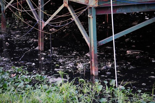 Sự tồn tại của bến thủy với 13 du thuyền làm mất cảnh quan và ô nhiễm nghiêm trọng mặt nước hồ Tây.