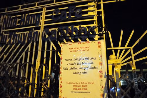 Các chủ du thuyền phải thực hiện lệnh tháo dỡ và di dời về khu vực Đầm Bảy (Tây Hồ).