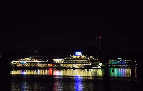 Nhất là về đêm, các du thuyền luôn nườm nượp khách.