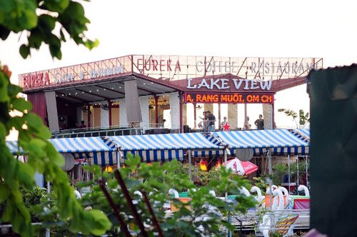 Trước đó, khi chưa có lệnh đóng cửa, bến thủy hồ Tây hoạt động rất rầm rộ với các du thuyền lớn.