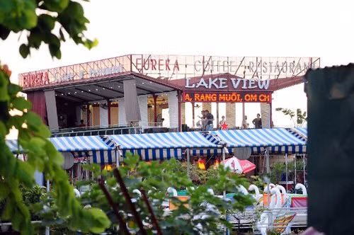 Trước đó, khi chưa có lệnh đóng cửa, bến thủy hồ Tây hoạt động rất rầm rộ với các du thuyền lớn.