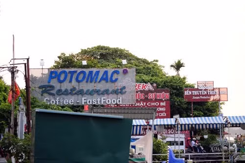 Các du thuyền ở bến thủy trước đó chủ yếu kinh doanh dịch vụ ăn uống, giải khát.