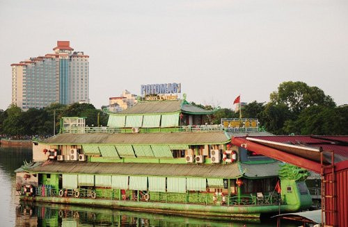 Ngày 20/6 vừa qua, Thanh tra Sở GTVT cùng CSGT Đường thủy đã lập biên bản, đình chỉ hoàn toàn hoạt động của tất cả các tàu thuyền, nhà hàng đang hoạt động trên Hồ Tây, kể cả có phép lẫn không phép.