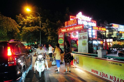 Giao thông qua khu vực các du thuyền luôn bị ách tắc do lượng người đổ về đây đông.