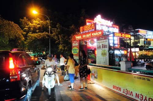 Giao thông qua khu vực các du thuyền luôn bị ách tắc do lượng người đổ về đây đông.