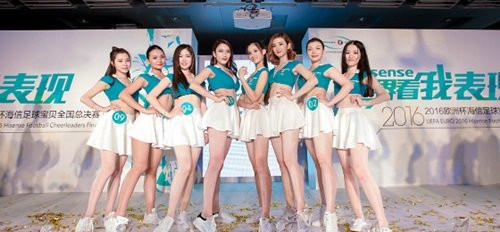 Một trong những hot girl mùa Euro là Tan Liang đã tặng vé xem Euro miễn phí cho các quý ông trên Weibo chỉ với yêu cầu: "Hãy nói cho tôi một câu chứng minh bạn đang xem EURO 2016".