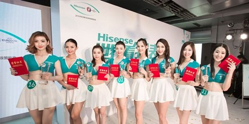 Ngoài những hoạt động tương tác trực tiếp, các cô gái của Hisense còn tương tác với người hâm mộ bóng đá trên mạng xã hội. Các cô luôn chụp những tấm hình quyến rũ kèm theo việc tặng vé xem Euro để thu hút sự chú ý của dư luận.