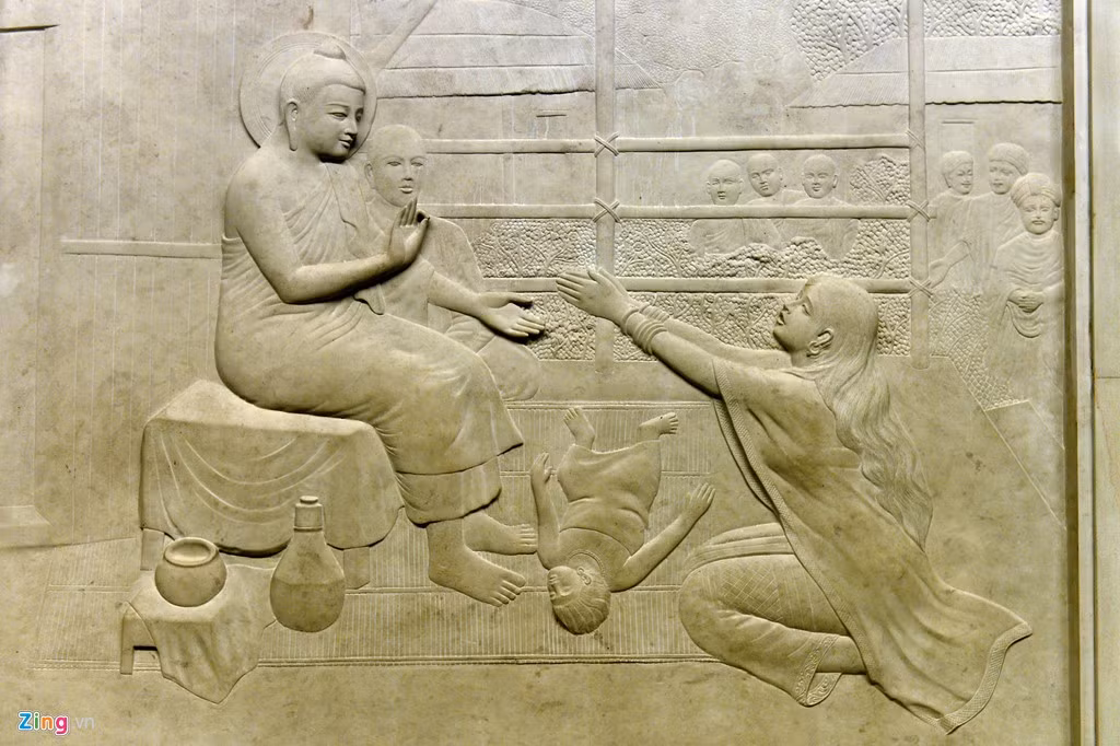 Các bức tường xung quanh bên trong tháp đều được điêu khắc các hình tượng liên quan đến Phật pháp.