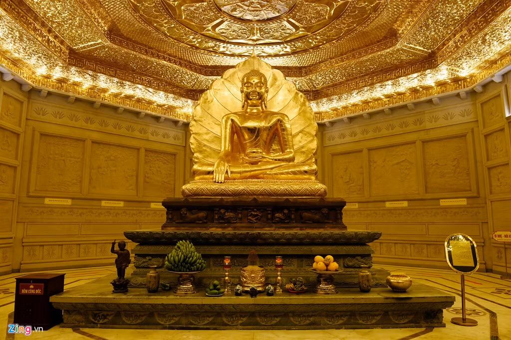 Chùa Bái Đính nằm ở phía tây Ninh Bình, cách trung tâm thành phố 15 km, thuộc xã Gia Sinh, Gia Viễn. Núi Đính cao 187 m, diện tích trên 150.000m2. Trong ảnh là bức tượng phật tại tầng 1 của bảo tháp.