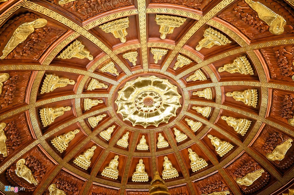 Trần bảo tháp được thiết kế theo phong cách Ấn Độ huyền bí.