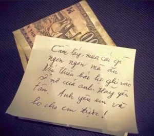 Đây chắc là cô gái đáng thương nhất hệ mặt trời. Với số tiền mà anh người yêu đưa, cô ấy chắc phải suy nghĩ trăn trở không biết nên ăn gì cho hết 1000 đồng. (Ảnh: FB)