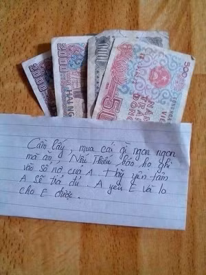 Khá hơn cô gái ở trên, chỗ tiền này vẫn đủ uống no trà đá hoặc ăn một vài thứ lặt vặt. (Ảnh: FB)