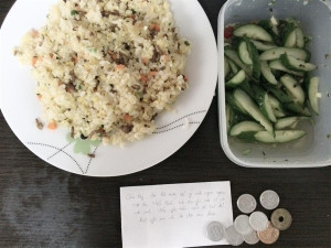 Có chút tiền lẻ cho em ăn quà vặt. (Ảnh: FB)