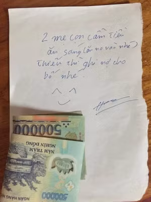 Đây chắc là ông bố của năm, đưa hẳn 1 triệu ăn sáng nhưng mà không biết chỗ này để ăn trong một ngày, một tuần hay một tháng và lâu hơn thế nữa. (Ảnh: FB)