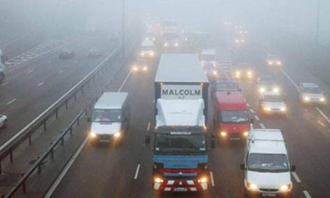 Khi có sương mù và tầm nhìn xuống dưới 100 mét mới mở đèn sương mù.