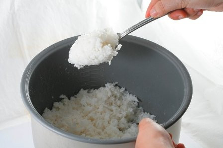 Khi cơm nguội được rang lên hay hâm nóng lại thì đều bị biến chất và có khả năng gây ngộ độc. Nguyên nhân cơm có chứa nhiều tinh bột. Nếu hâm nóng lại cơm nở ra cuối cùng biến thành dạng bột hồ, sẽ ảnh hưởng đáng kể đến tiêu hóa.