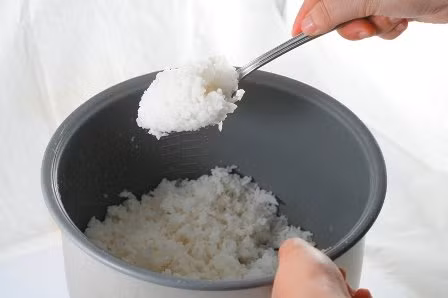 Khi cơm nguội được rang lên hay hâm nóng lại thì đều bị biến chất và có khả năng gây ngộ độc. Nguyên nhân cơm có chứa nhiều tinh bột. Nếu hâm nóng lại cơm nở ra cuối cùng biến thành dạng bột hồ, sẽ ảnh hưởng đáng kể đến tiêu hóa.