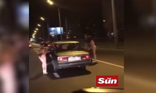 Nhung co gai Nga mac do lot di xin tien