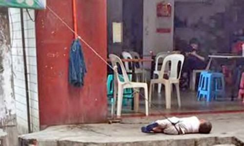 Cậu bé 2 tuổi đáng thương bị trói trước cửa nhà.