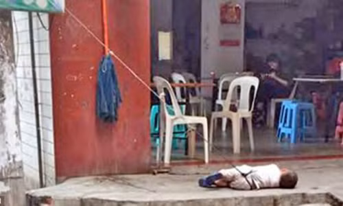 Cậu bé 2 tuổi đáng thương bị trói trước cửa nhà.