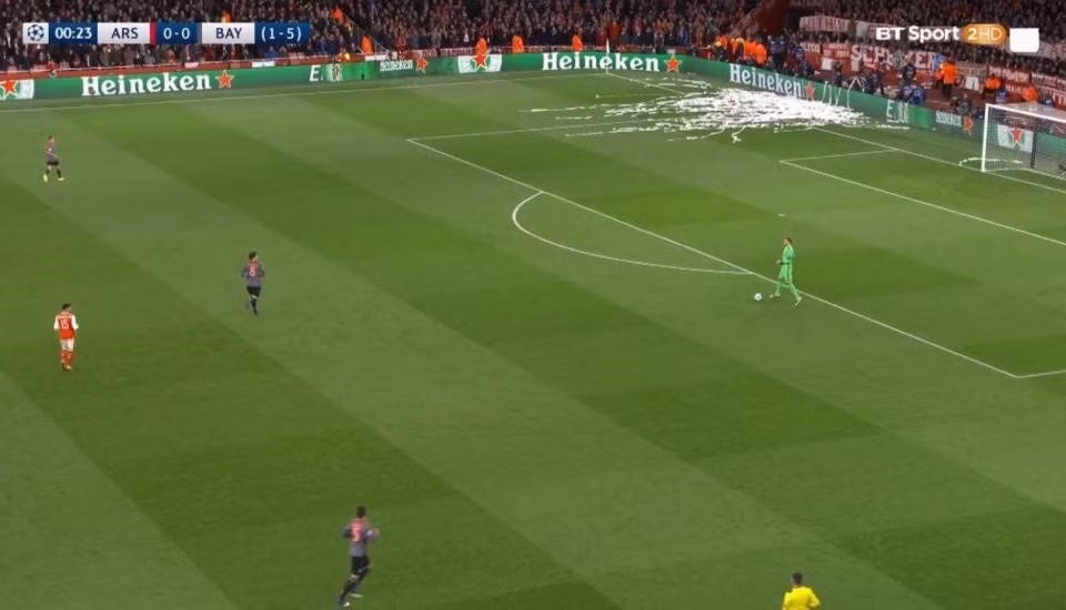 Ngay sau tiếng còi khai cuộc, CĐV Bayern Munich đồng loạt ném giấy vệ sinh xuống sân Emirates. Trọng tài lập tức phải cho dừng trận đấu.