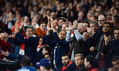 Hành động của các vị khách đã nhận được những tràng pháo tay hoan hô hưởng ứng của rất đông CĐV Arsenal, bởi họ cũng từng liên tục phản đối giá vé “cắt cổ” của Pháo thủ ở giải Ngoại hạng Anh.